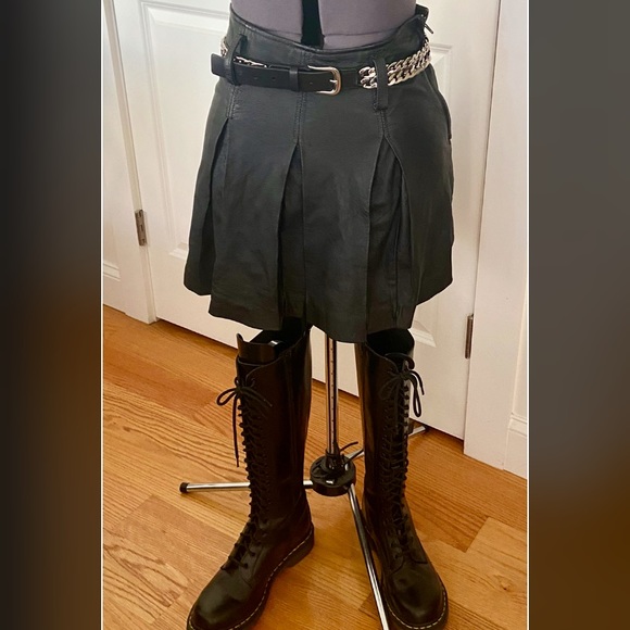!TREND ALERT!🖤Blk LEATHER SEASON MUST HAVE pleated mini skirt sz 8 Women’s - Picture 3 of 13